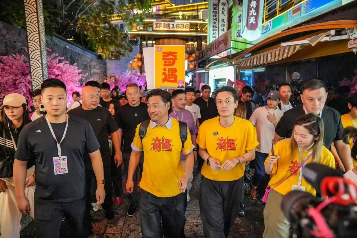 速盈配资 豆瓣7.4分！《奇遇》暑期档逆袭：喜剧创新破局，口碑票房双丰收