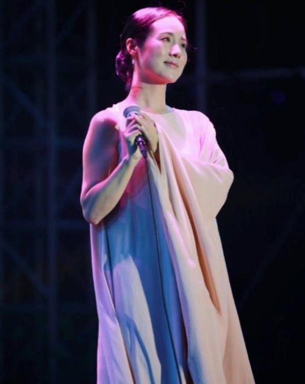拿柜配资 民歌天后47岁儿女双全，嫁“最渣主持”被唱衰，却活成人生赢家